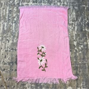 Vintage Pequot Pink Fringe Embroidered Daisy Bathroom Hand Towel